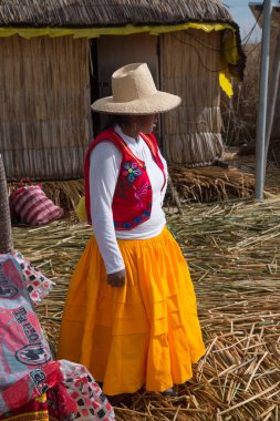 Puno, Peru, Eylül 2017: Titicaca Puno Gölü, Peru, Güney Amerika yüzen adalar Los Uros kadın 