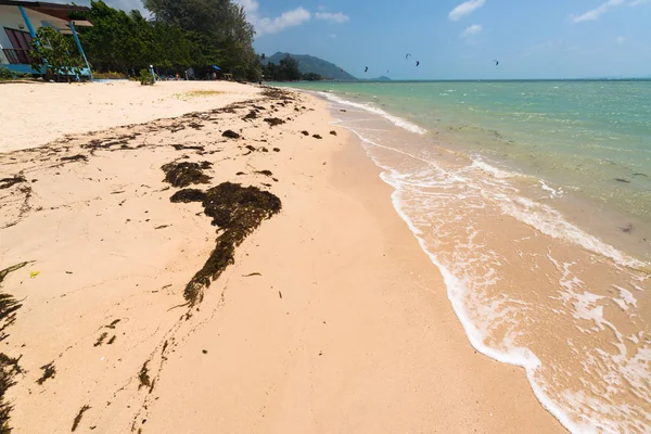美しい砂浜とターコイズブルーの海 — ストック写真