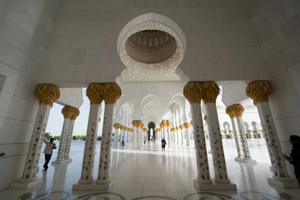 Abu Dabi, Birleşik Arap Emirlikleri - 15 Haziran 2014 - 15 Haziran 2014'te Abu Dabi'de Şeyh Zayed Ulu Camii. Birleşik Arap Emirlikleri'nin en büyük camisidir.