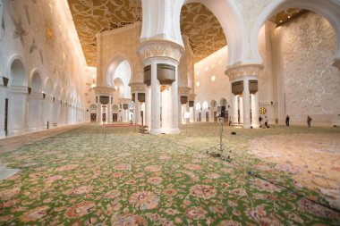 Abu Dabi, Birleşik Arap Emirlikleri - 15 Haziran 2014 - 15 Haziran 2014'te Abu Dabi'de Şeyh Zayed Ulu Camii. Birleşik Arap Emirlikleri'nin en büyük camisidir.