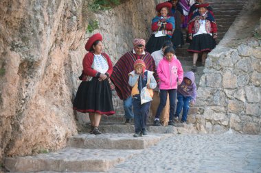 Chinchero, Peru, yaklaşık Eylül 2017: Chinchero, Peru halkı, geleneksel renkli Perulu giysiler giymiş