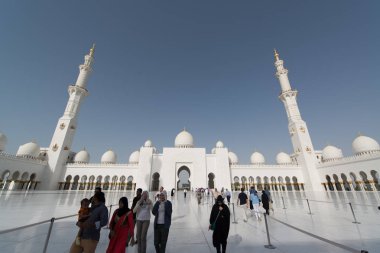 Abu Dabi, Birleşik Arap Emirlikleri - 15 Haziran 2014 - 15 Haziran 2014'te Abu Dabi'de Şeyh Zayed Ulu Camii. Birleşik Arap Emirlikleri'nin en büyük camisidir.