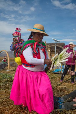 Puno, Peru, Eylül 2017 yaklaşık: yüzer adalar Los Uros Lake Titicaca Puno, Peru, Güney Amerika 'da kadınlar 