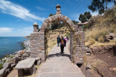 Taquile, Peru, yaklaşık Eylül 2017: Taquile adasında kemer, Titicaca Gölü, Peru