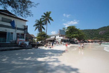 Koh Samui, Tayland-Şubat 2016 yaklaşık: Koh Samui Tayland lipanoi plajda turistler