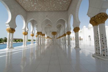 Abu Dabi, Birleşik Arap Emirlikleri - 15 Haziran 2014 - 15 Haziran 2014'te Abu Dabi'de Şeyh Zayed Ulu Camii. Birleşik Arap Emirlikleri'nin en büyük camisidir.