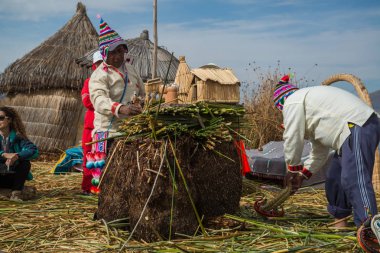 Puno, Peru, Eylül 2017 yaklaşık: yüzer adalar Los Uros Gölü Titicaca Puno, Peru, Güney Amerika 'da insanlar 
