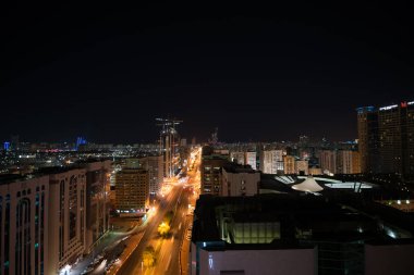 Abu Dabi-16 Haziran 2014-Dubai şehir merkezi gece sahnesi binalar, arabalar ve parlayan ışıklar ile, UAE  