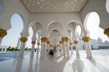 Abu Dabi, Birleşik Arap Emirlikleri - 15 Haziran 2014 - 15 Haziran 2014'te Abu Dabi'de Şeyh Zayed Ulu Camii. Birleşik Arap Emirlikleri'nin en büyük camisidir.