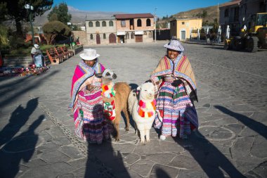 Chinchero, Peru, yaklaşık Eylül 2017: Chinchero, Peru halkı, geleneksel renkli Perulu giysiler giymiş