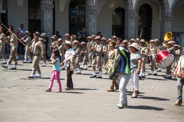 Chinchero, Peru, yaklaşık Eylül 2017: Chinchero, Peru halkı, geleneksel renkli Perulu giysiler giymiş