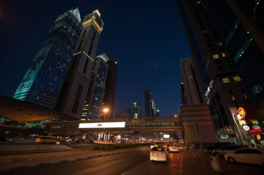 Abu Dabi-16 Haziran 2014-Dubai şehir merkezi gece sahnesi binalar, arabalar ve parlayan ışıklar ile, UAE  