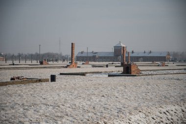 Toplama kampında çökmüş gaz odası Auschwitz Birkenau 27 Ocak 'ta eski bir Nazi imha kampı, 2014 Oswiecim içinde
