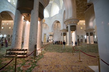 Abu Dabi, Birleşik Arap Emirlikleri - 15 Haziran 2014 - 15 Haziran 2014'te Abu Dabi'de Şeyh Zayed Ulu Camii. Birleşik Arap Emirlikleri'nin en büyük camisidir.