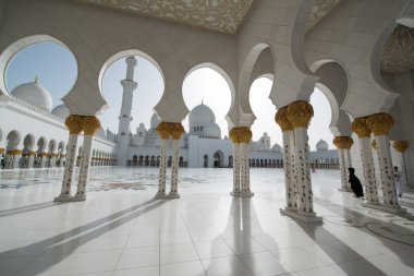 Abu Dabi, Birleşik Arap Emirlikleri - 15 Haziran 2014 - 15 Haziran 2014'te Abu Dabi'de Şeyh Zayed Ulu Camii. Birleşik Arap Emirlikleri'nin en büyük camisidir.