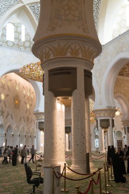 Abu Dabi, Birleşik Arap Emirlikleri - 15 Haziran 2014 - 15 Haziran 2014'te Abu Dabi'de Şeyh Zayed Ulu Camii. Birleşik Arap Emirlikleri'nin en büyük camisidir.