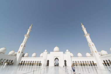 Abu Dabi, Birleşik Arap Emirlikleri - 15 Haziran 2014 - 15 Haziran 2014'te Abu Dabi'de Şeyh Zayed Ulu Camii. Birleşik Arap Emirlikleri'nin en büyük camisidir.