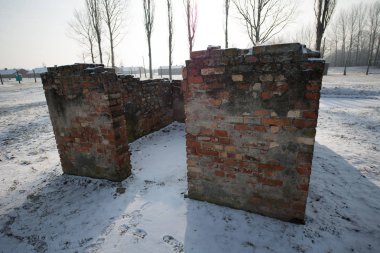 Toplama kampında çökmüş gaz odası Auschwitz Birkenau 27 Ocak 'ta eski bir Nazi imha kampı, 2014 Oswiecim içinde