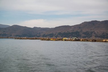 Puno, Peru, 2017 Eylül: Titicaca Puno, Peru, Güney Amerika Gölü yüzen adalar Los Uros 