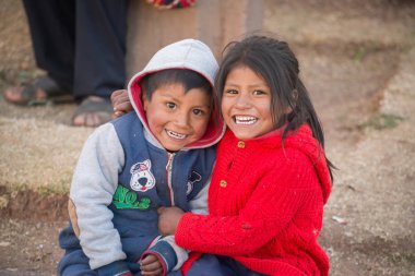 Chinchero, Peru, yaklaşık Eylül 2017: Chinchero, Peru halkı, geleneksel renkli Perulu giysiler giymiş