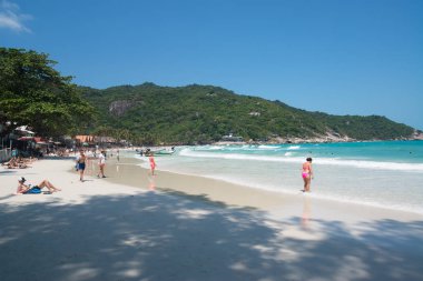 Koh Samui, Tayland-Şubat 2016 yaklaşık: Koh Samui Tayland lipanoi plajda turistler