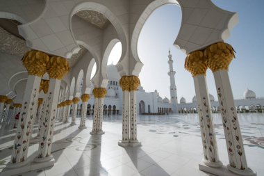 Abu Dabi, Birleşik Arap Emirlikleri - 15 Haziran 2014 - 15 Haziran 2014'te Abu Dabi'de Şeyh Zayed Ulu Camii. Birleşik Arap Emirlikleri'nin en büyük camisidir.