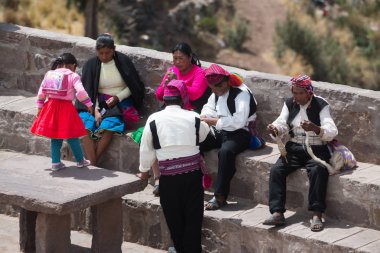 Taquile, Peru, yaklaşık Eylül 2017: Taquile adasında Peru erkekleri, Titicaca Gölü, Peru