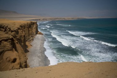 Paracas Ulusal Koruma Alanı, Peru. Rezerv'in temel amacı deniz ekosistemini ve tarihi kültürel mirası korumaktır.  