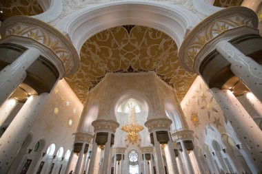 Abu Dabi, Birleşik Arap Emirlikleri - 15 Haziran 2014 - 15 Haziran 2014'te Abu Dabi'de Şeyh Zayed Ulu Camii. Birleşik Arap Emirlikleri'nin en büyük camisidir.