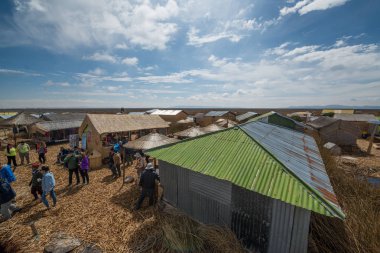 Puno, Peru, 2017 Eylül: Titicaca Puno, Peru, Güney Amerika Gölü yüzen adalar Los Uros 