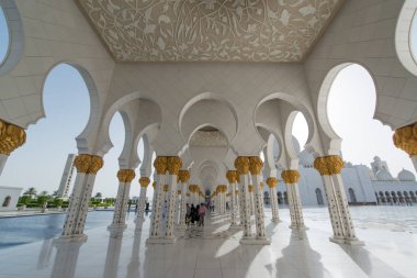 Abu Dabi, Birleşik Arap Emirlikleri - 15 Haziran 2014 - 15 Haziran 2014'te Abu Dabi'de Şeyh Zayed Ulu Camii. Birleşik Arap Emirlikleri'nin en büyük camisidir.