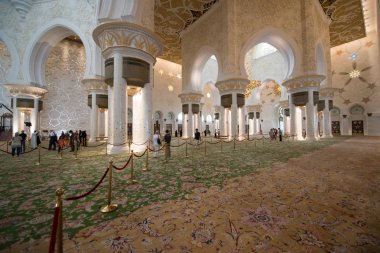 Abu Dabi, Birleşik Arap Emirlikleri - 15 Haziran 2014 - 15 Haziran 2014'te Abu Dabi'de Şeyh Zayed Ulu Camii. Birleşik Arap Emirlikleri'nin en büyük camisidir.