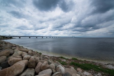 Orıund Köprüsü, Isveç ve Danimarka arasında bulunan Oresund Boğazı genelinde demiryolu ve otoyol Köprüsü