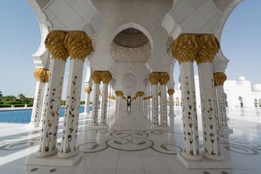 Abu Dabi, Birleşik Arap Emirlikleri - 15 Haziran 2014 - 15 Haziran 2014'te Abu Dabi'de Şeyh Zayed Ulu Camii. Birleşik Arap Emirlikleri'nin en büyük camisidir.