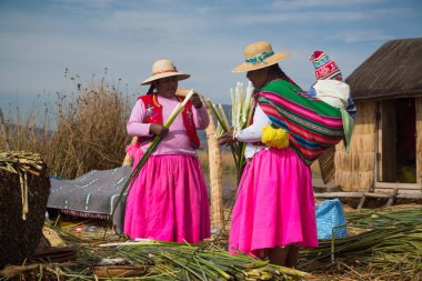 Puno, Peru, Eylül 2017 yaklaşık: yüzer adalar Los Uros Lake Titicaca Puno, Peru, Güney Amerika 'da kadınlar 