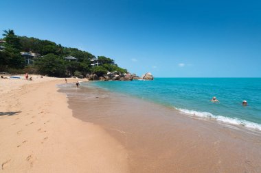 Koh Samui, Tayland-Şubat 2016 yaklaşık: Koh Samui Tayland lipanoi plajda turistler