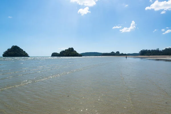 Hermosa Playa Isla Tropical Con Agua Esmeralda Tailandia Concepto Vacaciones — Foto de Stock