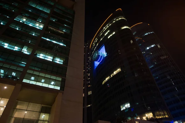 Абу Дабі Червня 2014 Центр Дубая Нічна Сцена Будівлями Автомобілями — стокове фото