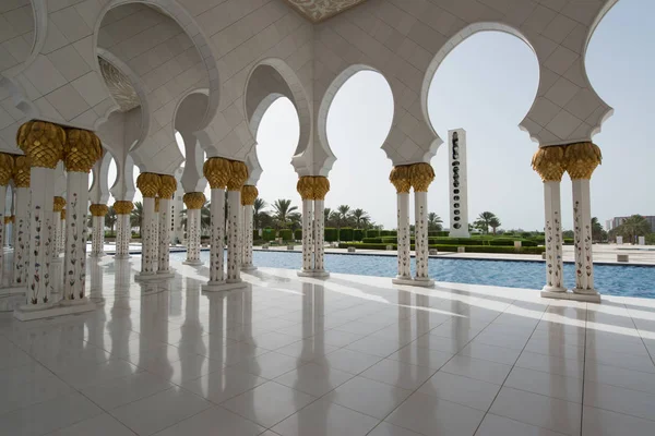 Abu Dabi, Birleşik Arap Emirlikleri - 15 Haziran 2014 - 15 Haziran 2014'te Abu Dabi'de Şeyh Zayed Ulu Camii. Birleşik Arap Emirlikleri'nin en büyük camisidir.