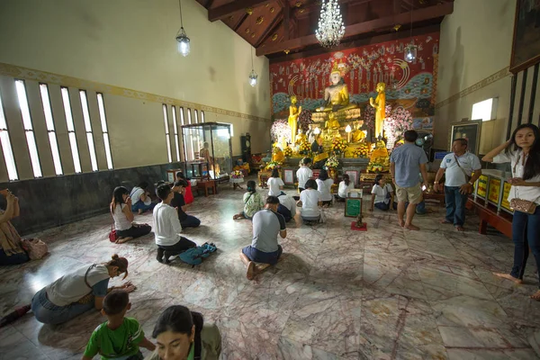 Thaiföld Circa Február 2016 Emberek Egy Buddhista Templomban Thaiföldön — Stock Fotó