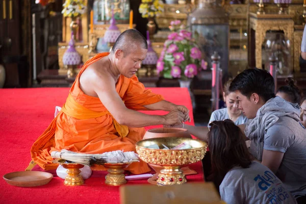 Thaiföld Circa Február 2016 Emberek Egy Buddhista Templomban Thaiföldön — Stock Fotó