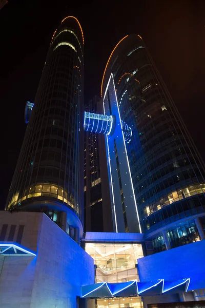 Abu Dhabi Června 2014 Dubaj Noční Scéně Budovami Auty Zářivky — Stock fotografie
