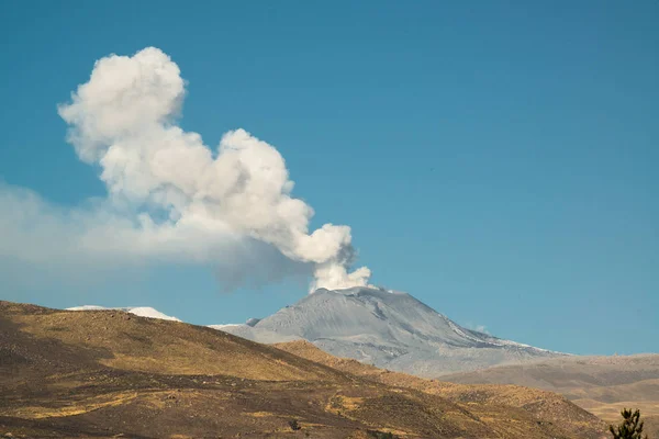 ペルー アレキパ地方の火山山脈の景観 — ストック写真