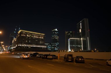 Abu Dabi-16 Haziran 2014-Dubai şehir merkezi gece sahnesi binalar, arabalar ve parlayan ışıklar ile, UAE  