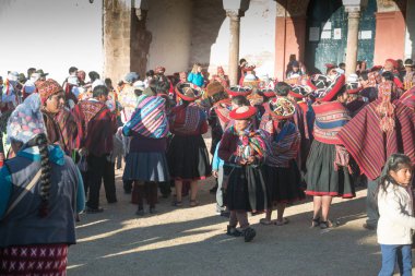 Chinchero, Peru, yaklaşık Eylül 2017: Chinchero, Peru halkı, geleneksel renkli Perulu giysiler giymiş