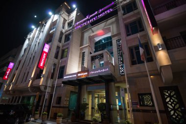 Abu Dabi-16 Haziran 2014-Dubai şehir merkezi gece sahnesi binalar, arabalar ve parlayan ışıklar ile, UAE  