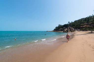 Koh Samui, Tayland-Şubat 2016 yaklaşık: Koh Samui Tayland lipanoi plajda turistler