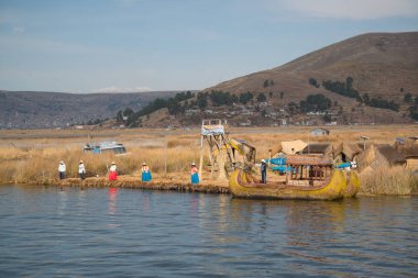 Puno, Peru, 2017 Eylül: Titicaca Puno, Peru, Güney Amerika Gölü yüzen adalar Los Uros 