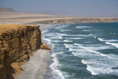 Paracas Ulusal Koruma Alanı, Peru. Rezerv'in temel amacı deniz ekosistemini ve tarihi kültürel mirası korumaktır.  