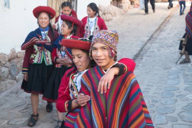 Chinchero, Peru, yaklaşık Eylül 2017: Chinchero, Peru halkı, geleneksel renkli Perulu giysiler giymiş